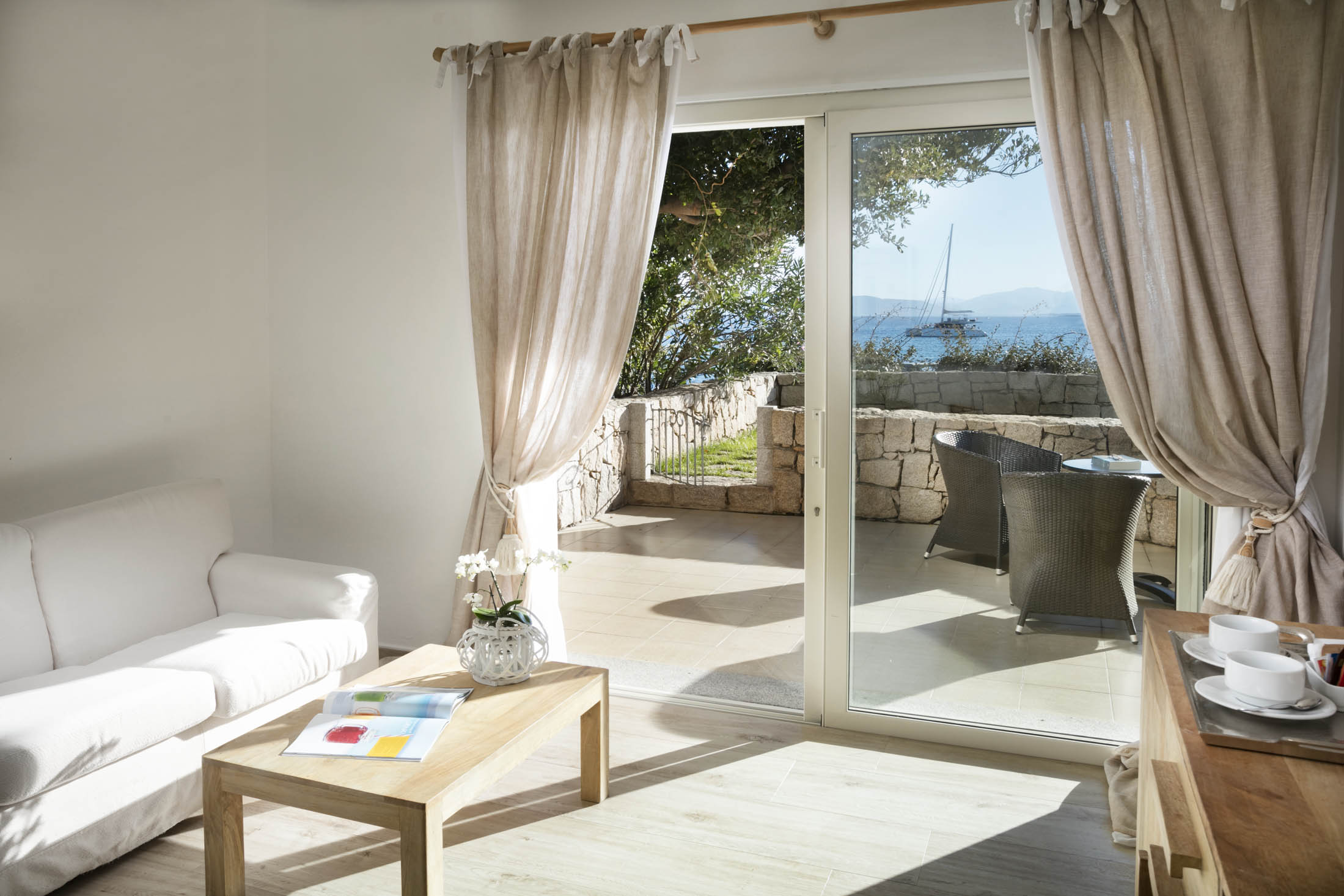 gabbiano-azzurro-hotel-suites-golfo-aranci-sardinien-charming-suite-interior