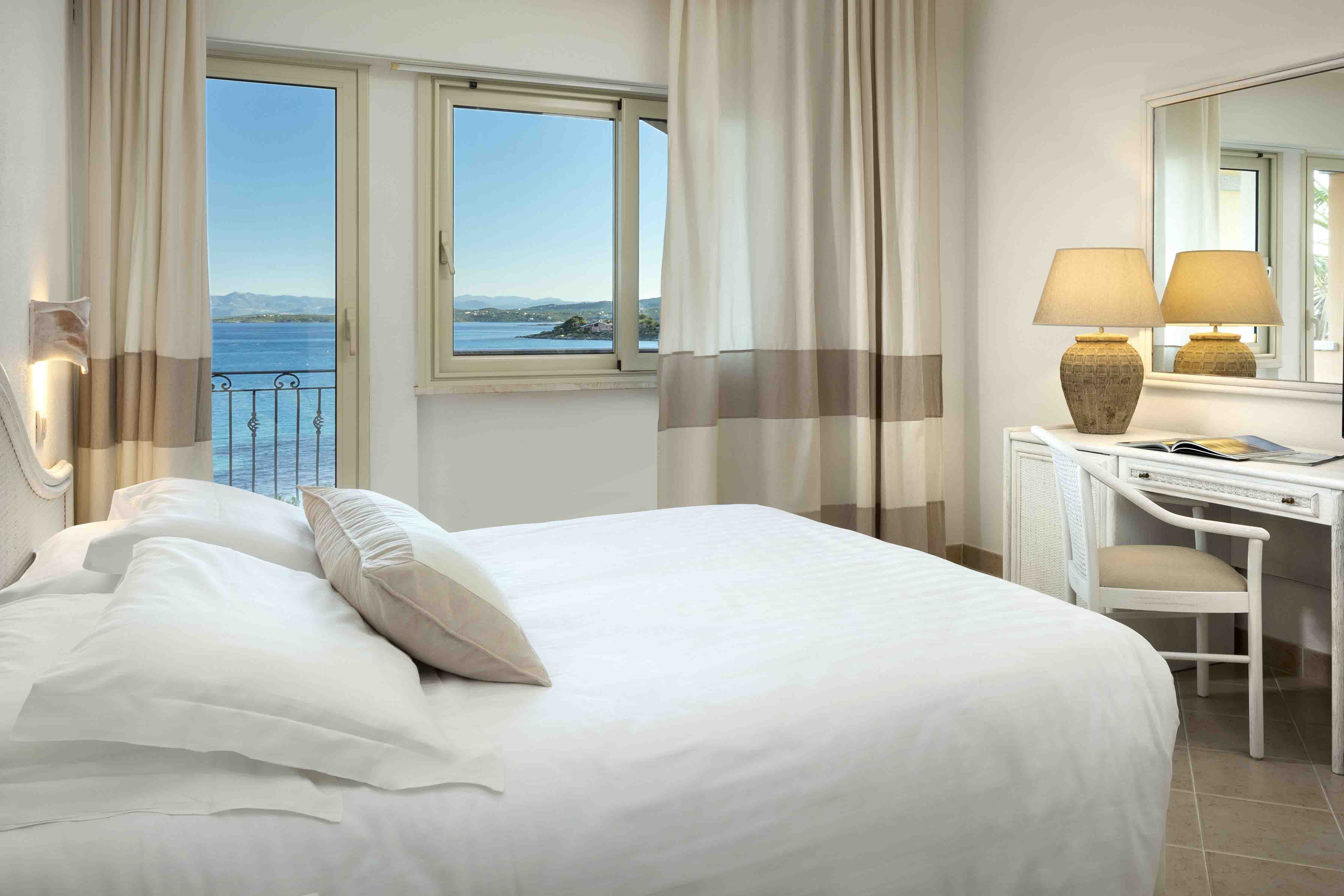 gabbiano-azzurro-hotel-suites-sardinia-golfo-aranci-comfort-room-sea-view