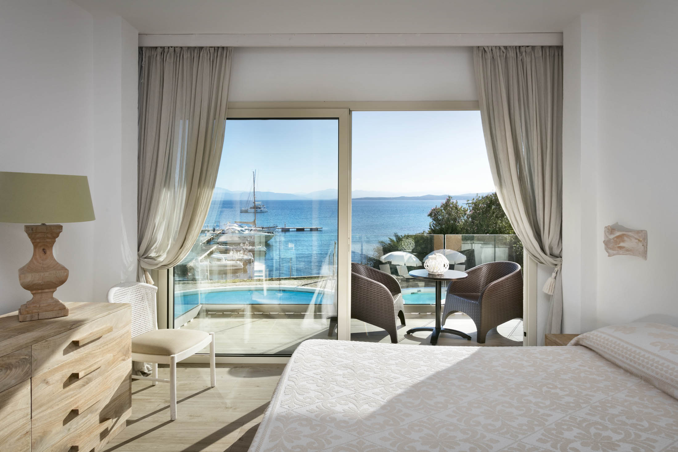gabbiano-azzurro-hotel-suites-golfo-aranci-sardinia-luxury-suite-bedroom