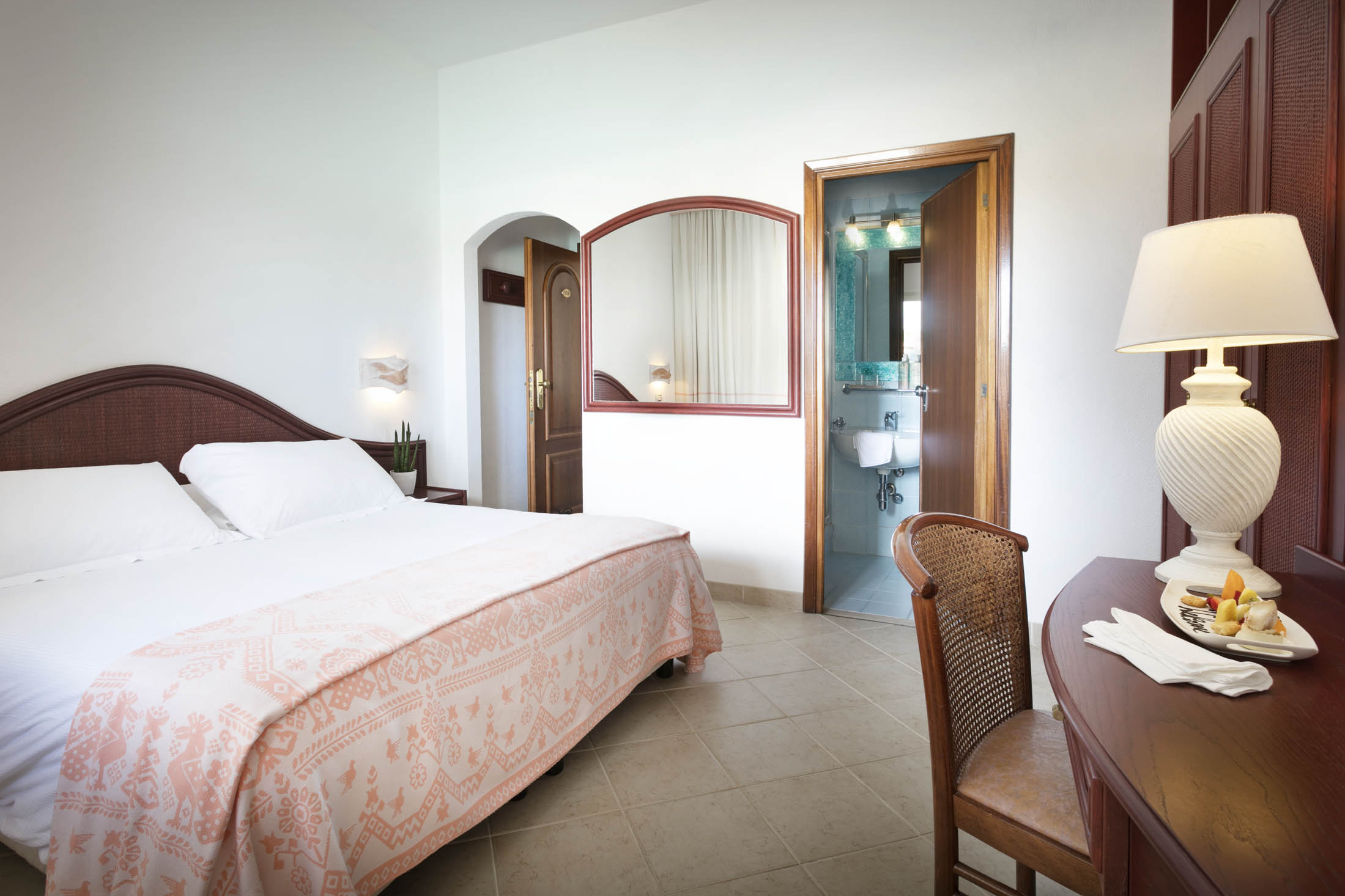 gabbiano-azzurro-hotel-suites-golfo-aranci-sardinia-compact-sea-view-room-interior