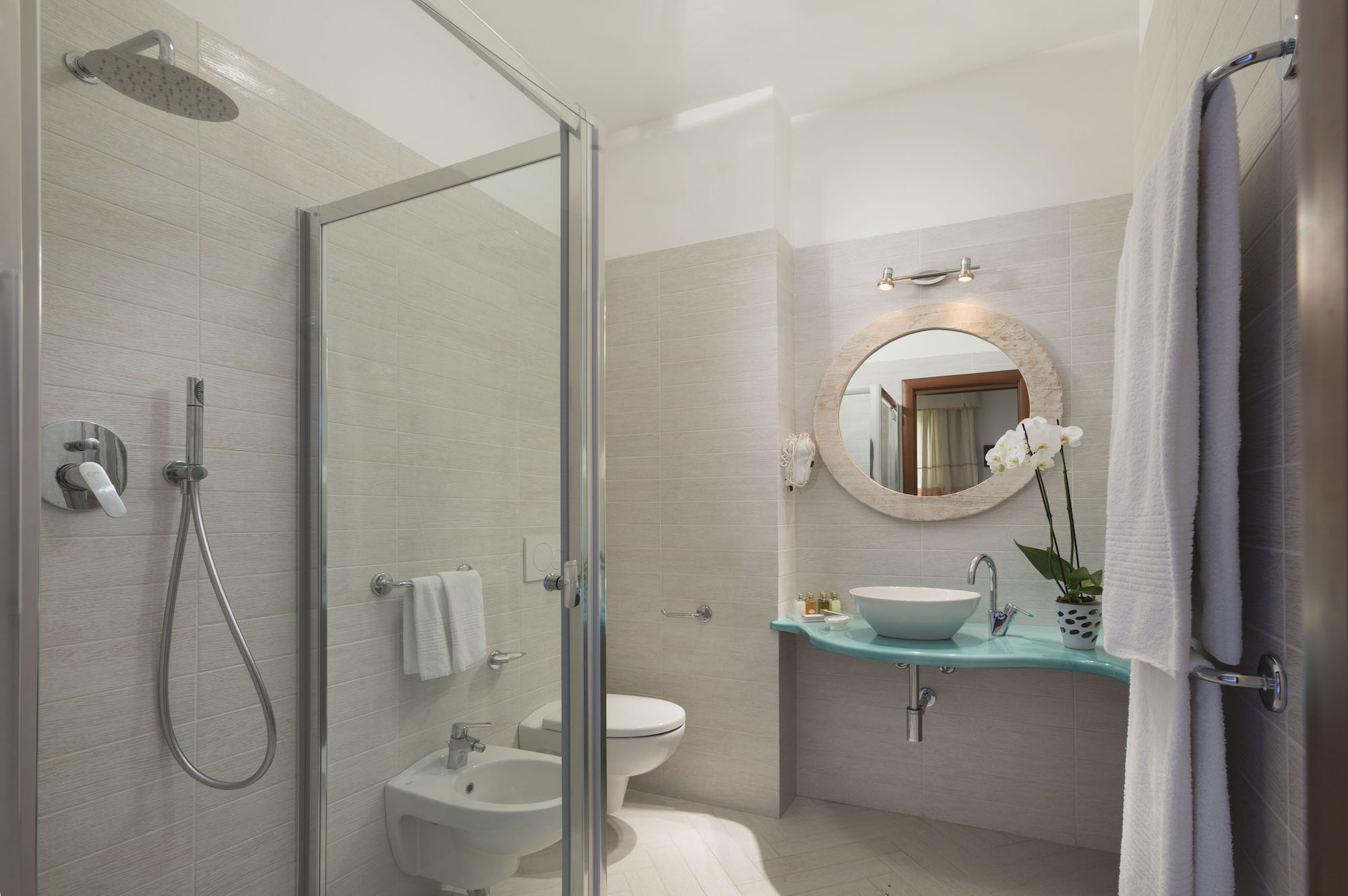 gabbiano-azzurro-hotel-suites-sardinia-golfo-aranci-comfort-room-bathroom