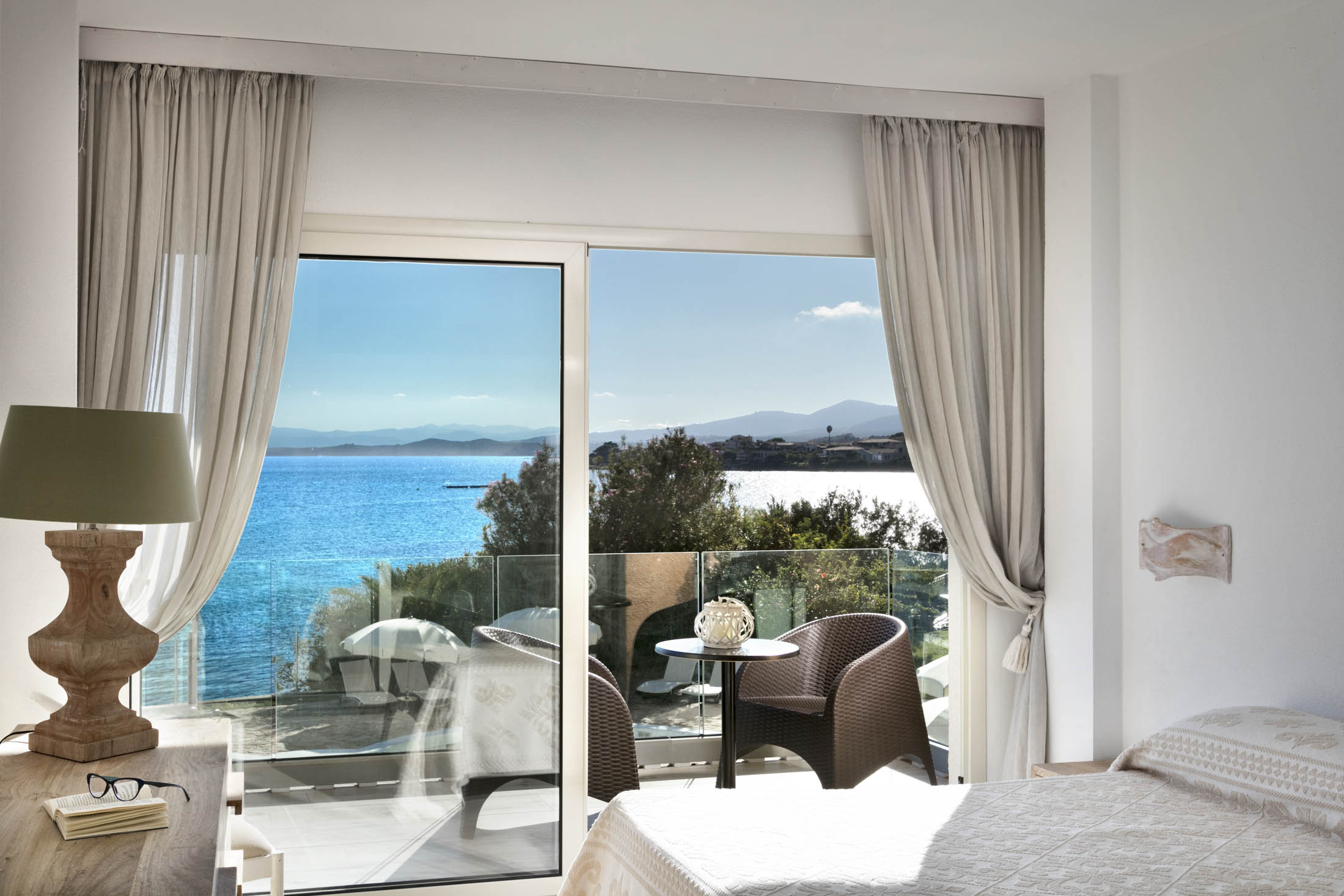 gabbiano-azzurro-hotel-suites-golfo-aranci-sardinia-luxury-suite-bedroom-view