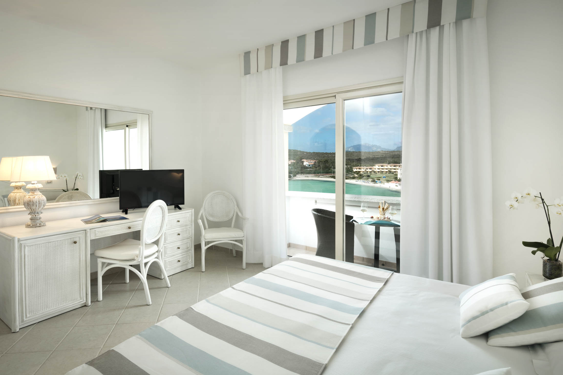 gabbiano-azzurro-hotel-suites-golfo-aranci-sardinia-superior-sea-view-room-interior
