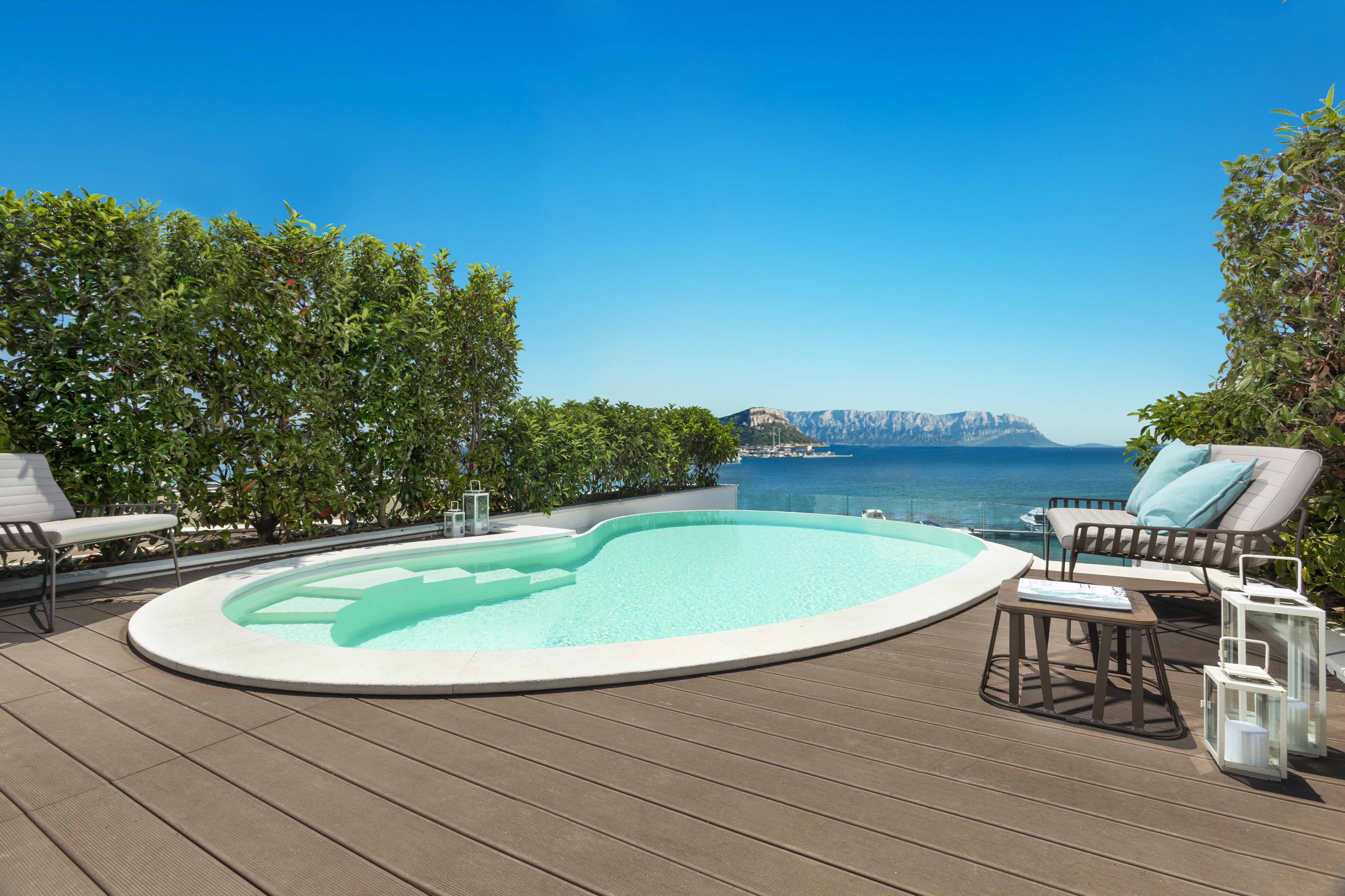 Private-pool-terrace-suite-gabbiano-azzurro-sardinia