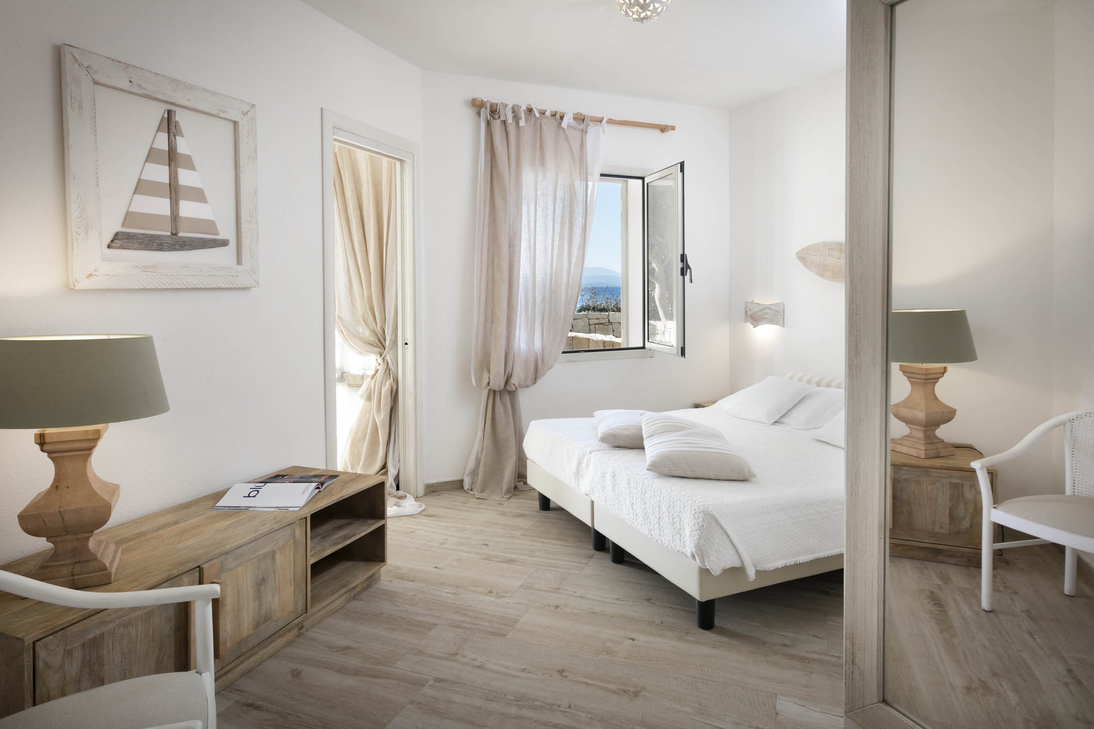 gabbiano-azzurro-hotel-suites-golfo-aranci-sardinia-charming-suite-bedroom