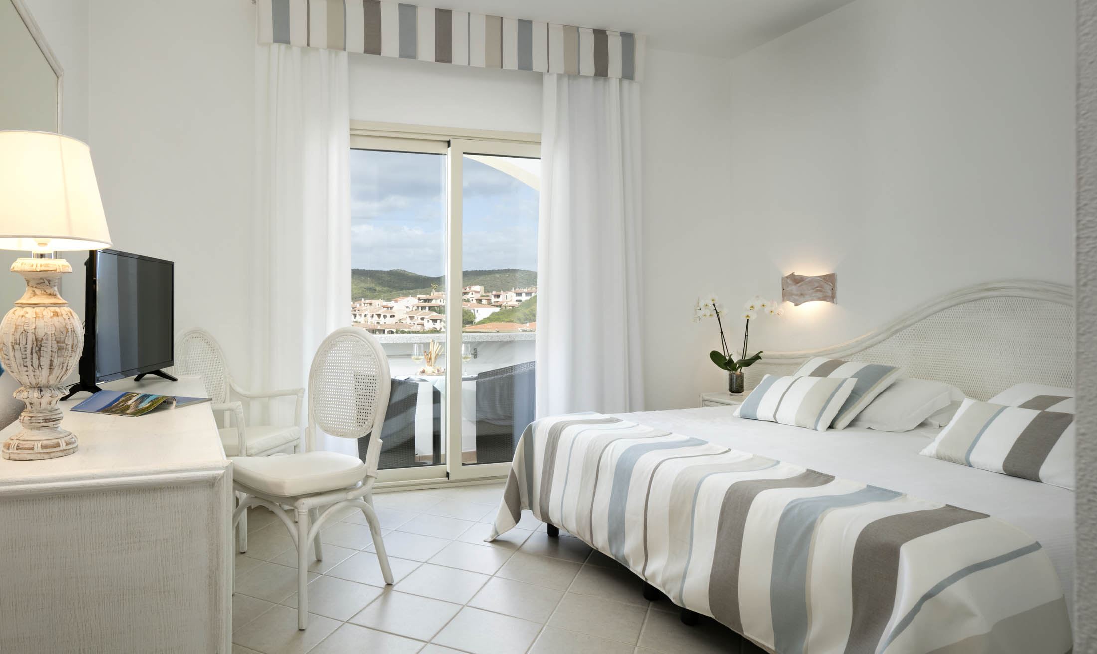 gabbiano-azzurro-hotel-suites-golfo-aranci-sardinia-superior-village-view-room-interior