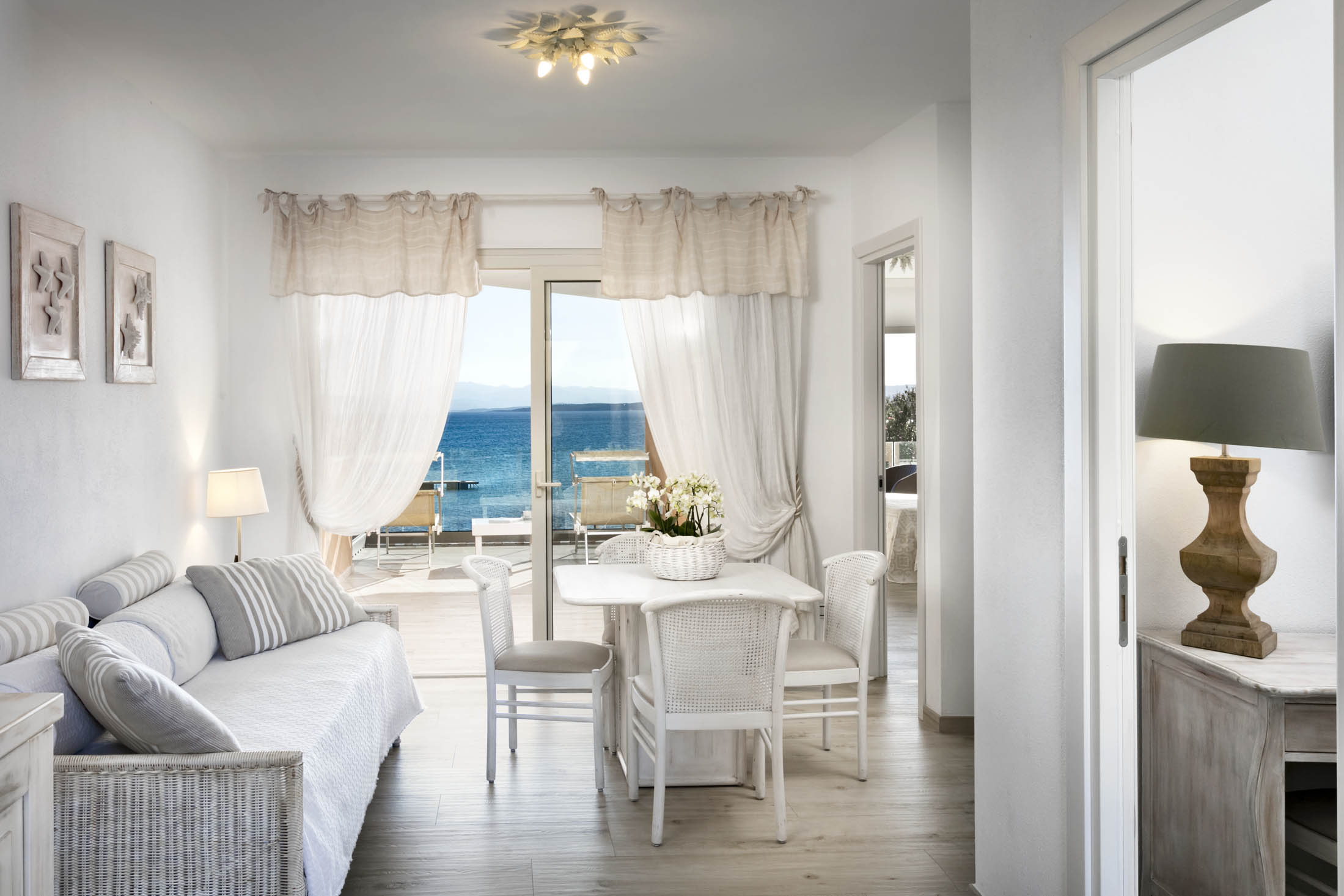 gabbiano-azzurro-hotel-suites-golfo-aranci-sardinia-luxury-suite-living-room