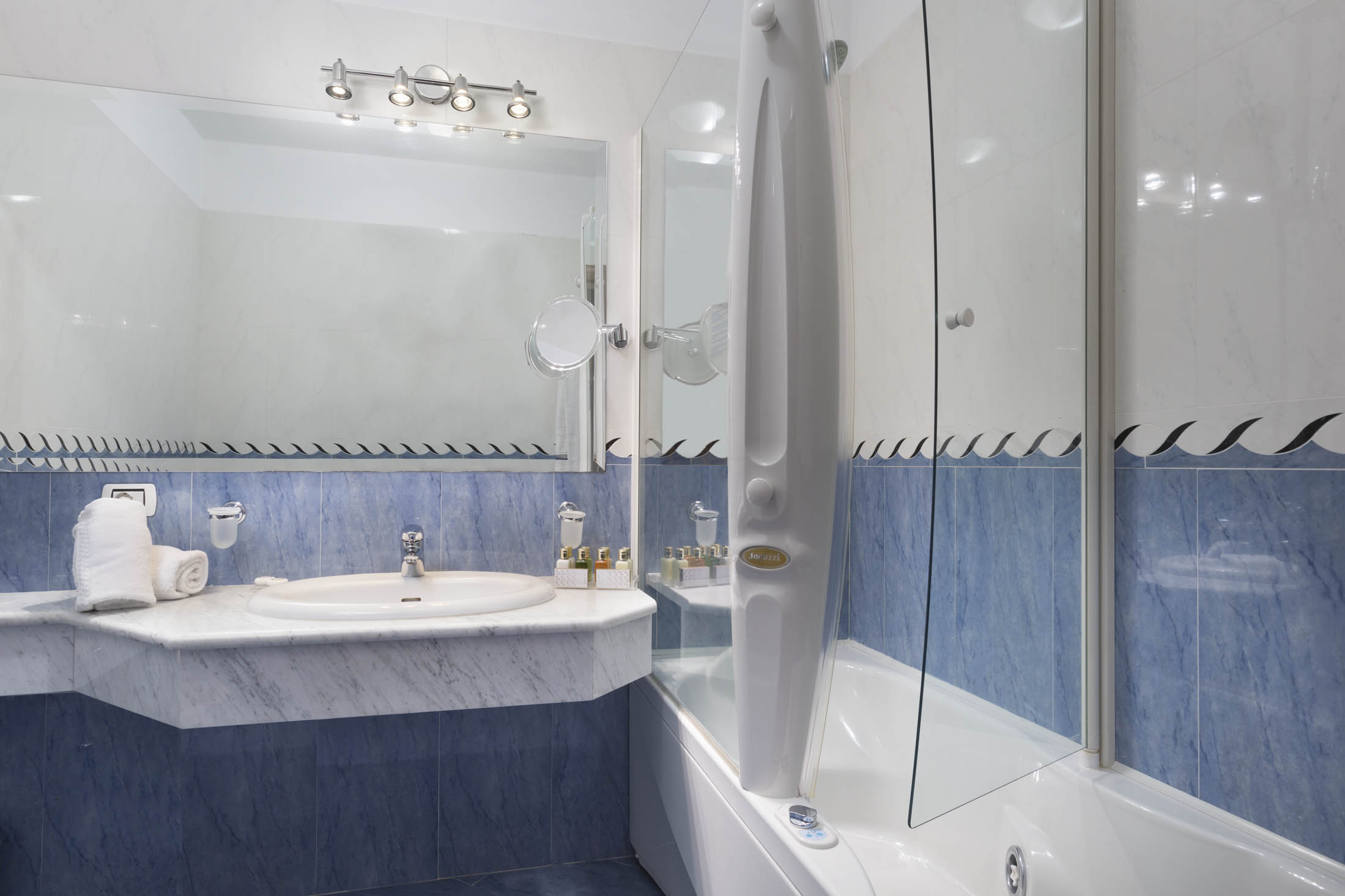 gabbiano-azzurro-hotel-suites-golfo-aranci-sardinia-superior-sea-view-room-bathroom
