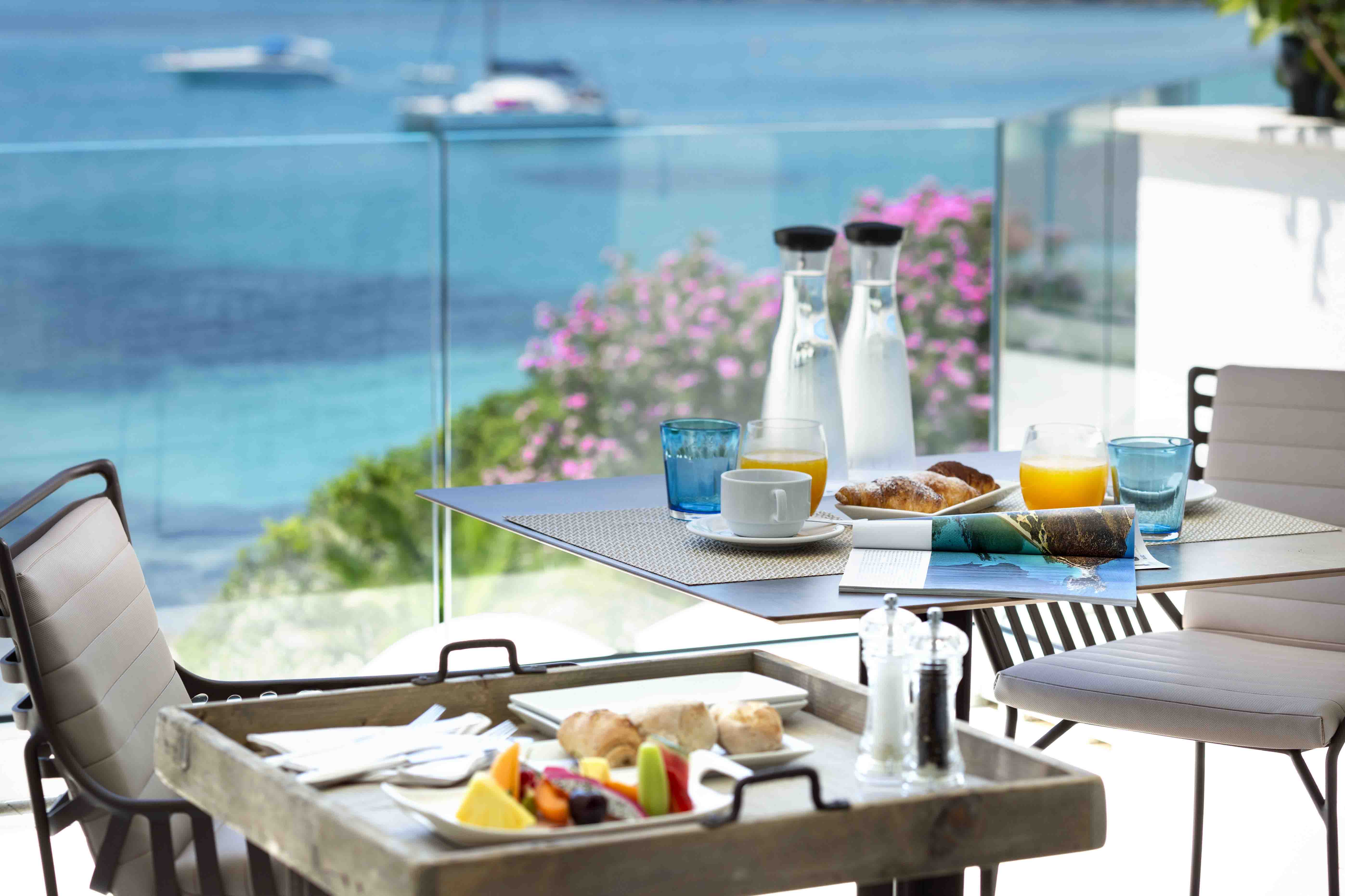 Breakfast on the balcony Gabbiano azzurro Sardegna Pool Suite