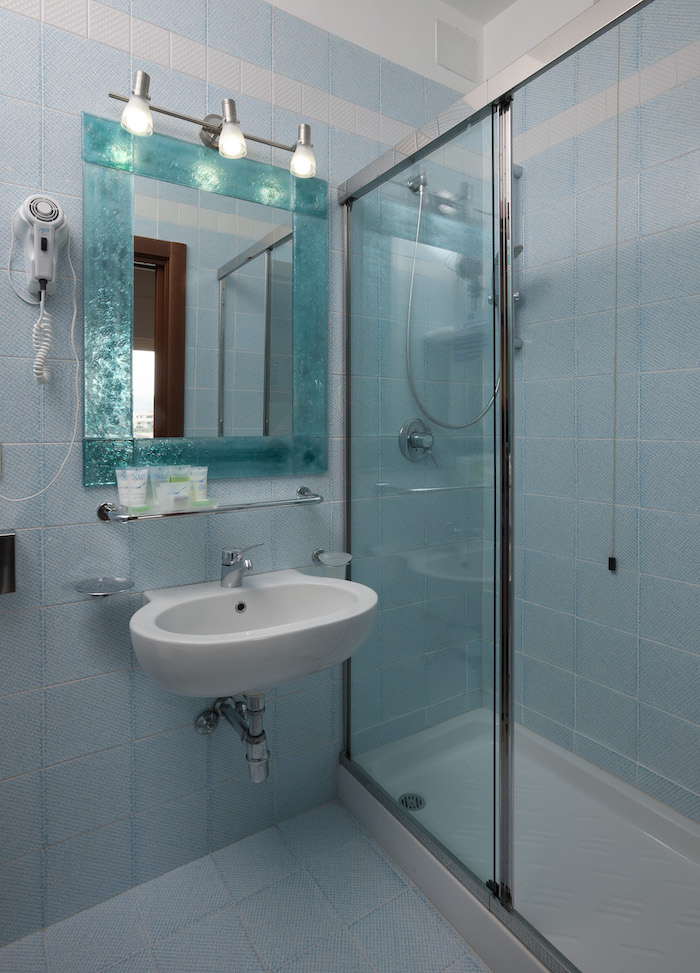 gabbiano-azzurro-hotel-suites-golfo-aranci-sardinia-compact-sea-view-room-bathroom