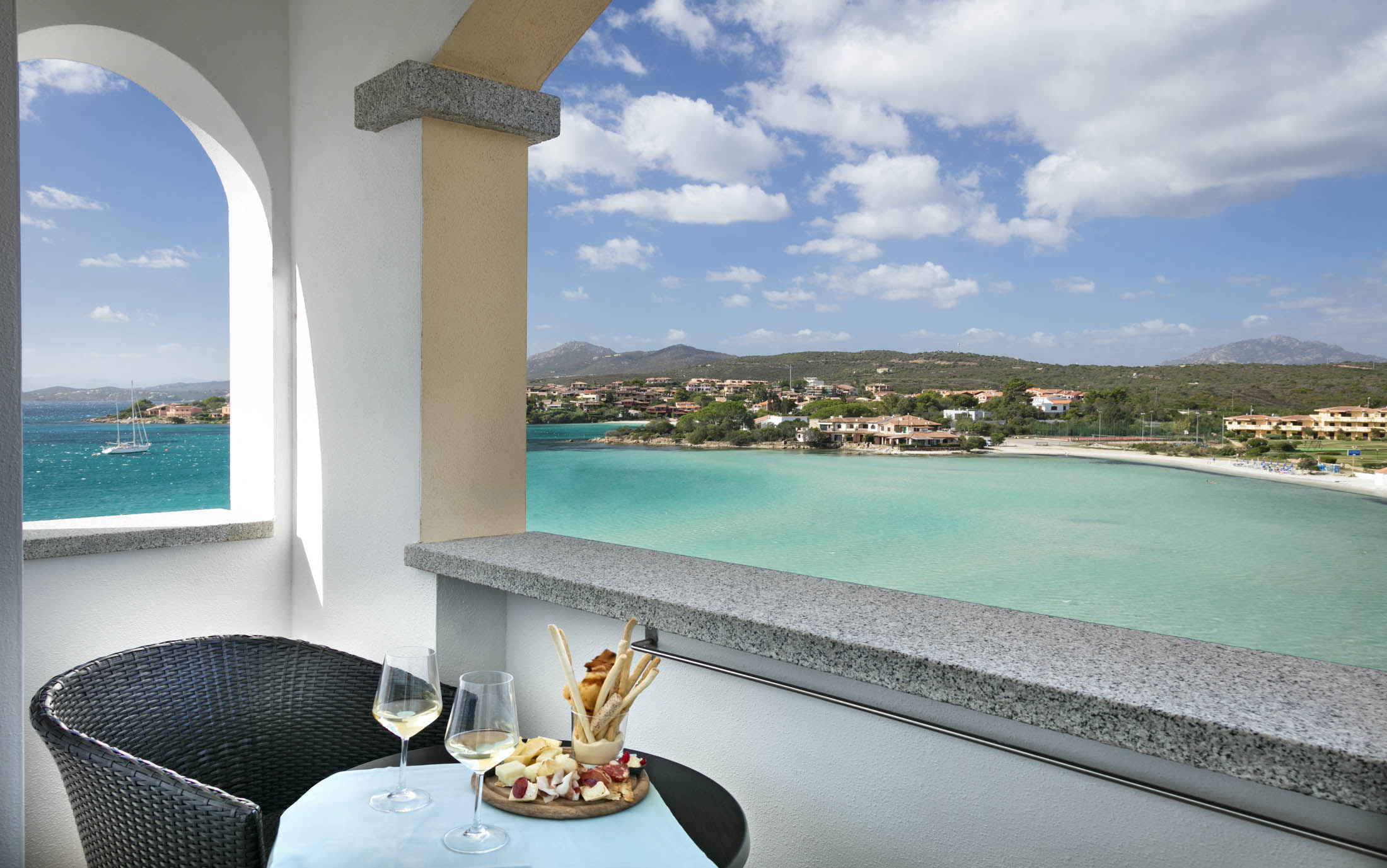 gabbiano-azzurro-hotel-suites-golfo-aranci-sardinia-compact-sea-view-room-balcony