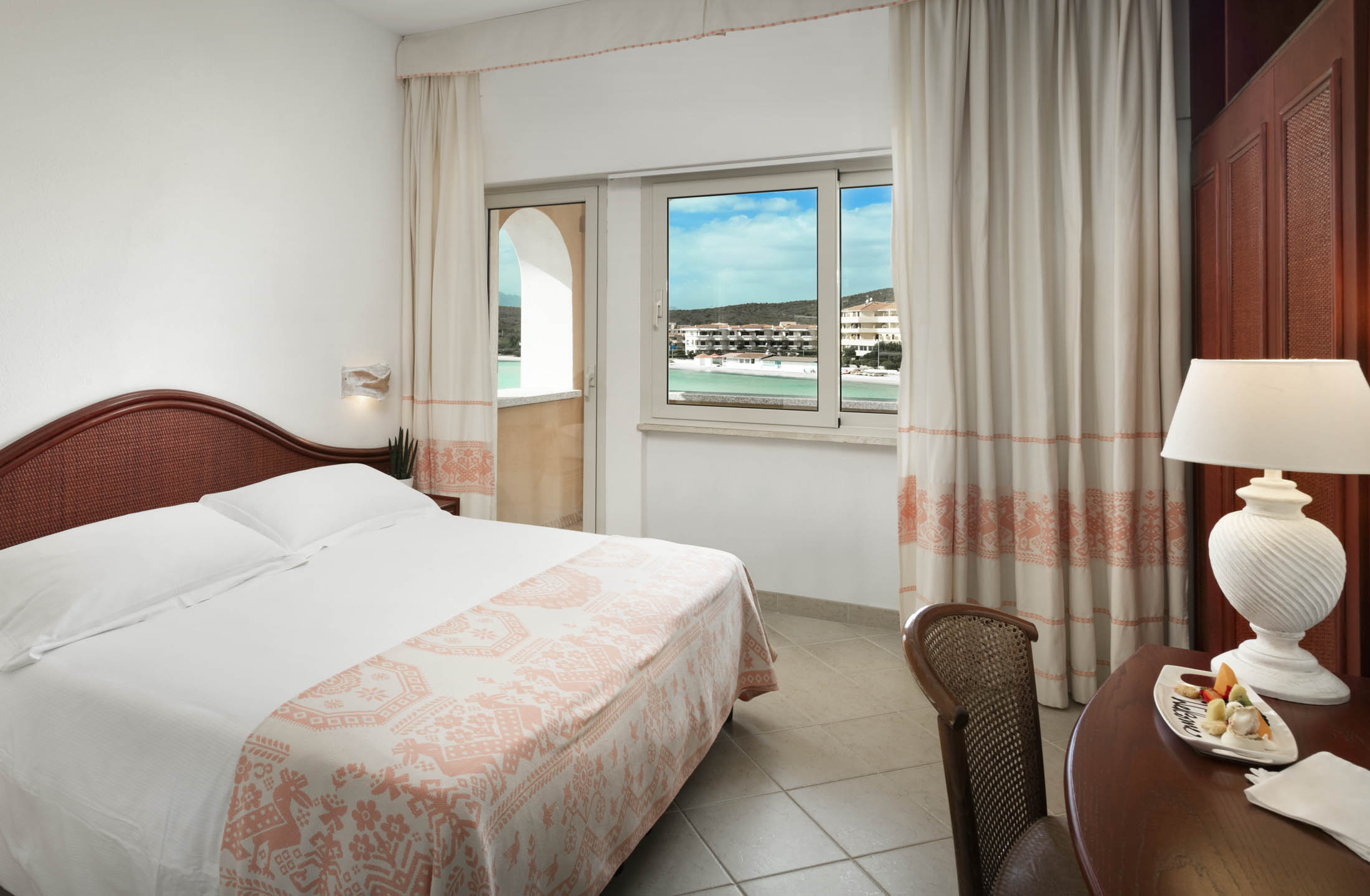gabbiano-azzurro-hotel-suites-golfo-aranci-sardinia-compact-sea-view-room-