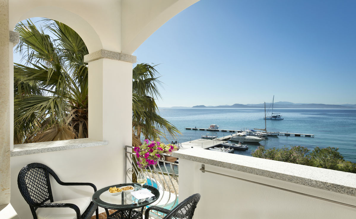 gabbiano-azzurro-hotel-suites-sardinia-golfo-aranci-comfort-room-balcony-sea-view
