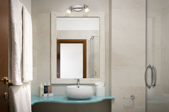 gabbiano-azzurro-hotel-suites-golfo-aranci-sardinia-classic-village-view-room-bathroom