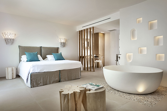 interior-suite-room-hotel-sardegna-pool-exclusive-private-sea-view