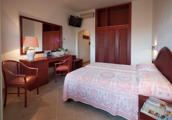 Classic-room.gabbiano-azzuro-hotel-sardinia-interior